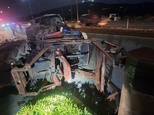 제주서 트럭·트랙터 추돌…70대 2명 병원 이송