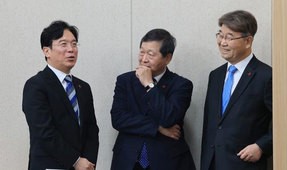 대화 나누는 김영훈 장관·박수근 위원장·김지형 위원장