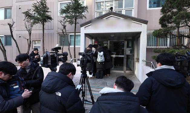 '비위 의혹' 김병기 자택 압수수색 기다리는 취재진