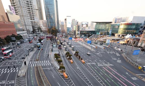 한산한 모습 보이는 서울역 중앙버스전용차로