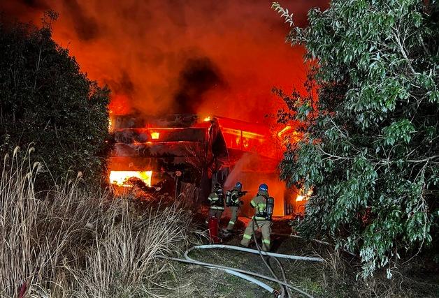 제주 골프장 관리동 차고지에 불…3시간 만에 완진