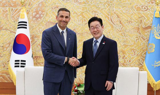 이재명 대통령, UAE 행정청장과 악수