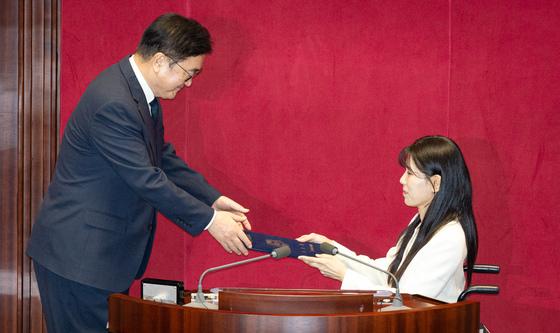 이소희 의원에게 직접 의원선서문 건네 받는 우원식 국회의장