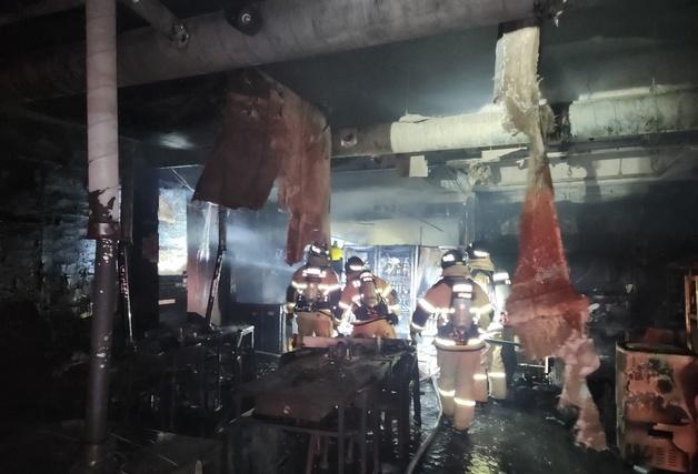 제주 서귀포 2층 건물서 화재…70대 여성 사망