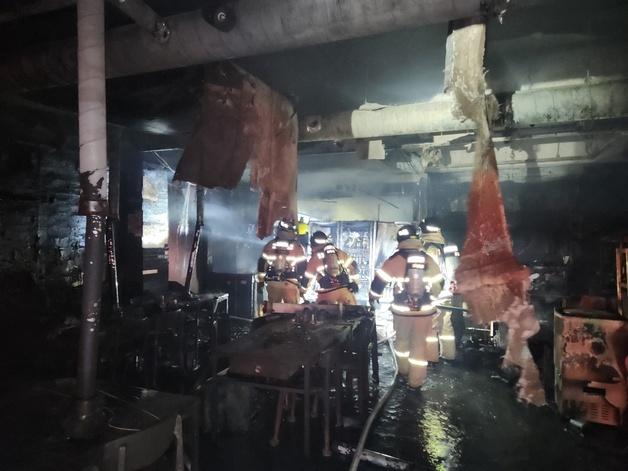 제주 서귀포 2층 건물서 화재…70대 여성 사망