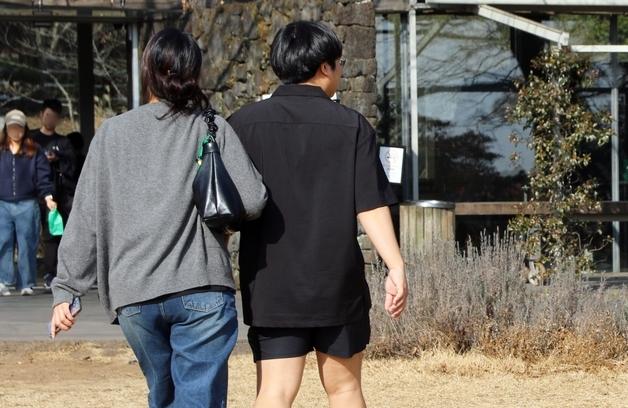 "봄 같아요" 반팔에 반바지 차림 활보…여행객들 포근한 제주 '만끽'