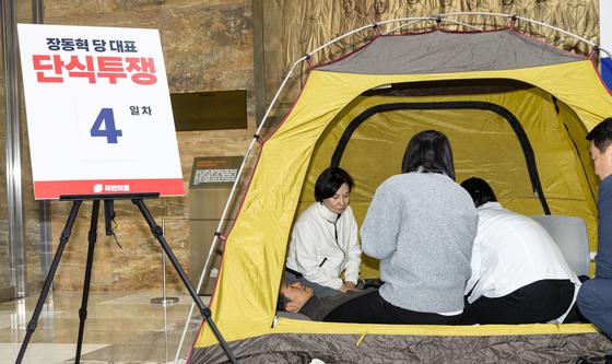 의료진에게 건강 상태 확인 받는 장동혁 대표