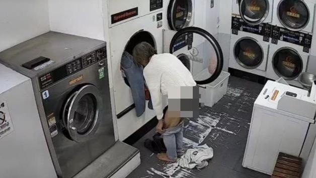 무인세탁방서 옷 훔친 남성, 행인 따라가 성추행…CCTV 충격