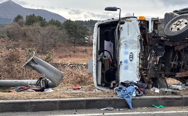 제주 평화로서 대형 화물차 전도 사고…1명 심정지·1명 부상