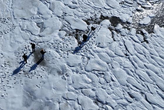 '최강한파'에 -23.7도 꽁꽁 언 출근길…전라 12㎝·제주 20㎝ 눈폭탄