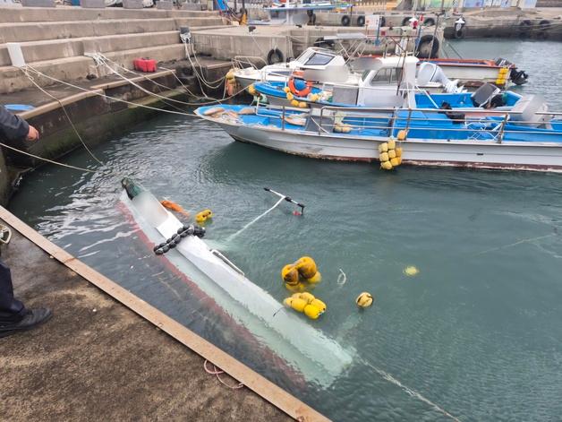 제주 용담포구서 레저보트 침수…해양오염·인명피해 없어