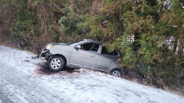 제주, 폭설·강풍에 미끄러지고 떨어지고…80대 운전자 병원 이송