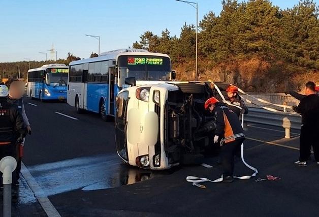 제주 평화로서 1톤 트럭 전도…교통혼잡 발생