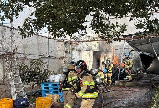 제주 가건물 화재, 두시간째 진화중…연기에 놀란 주민 신고 쇄도