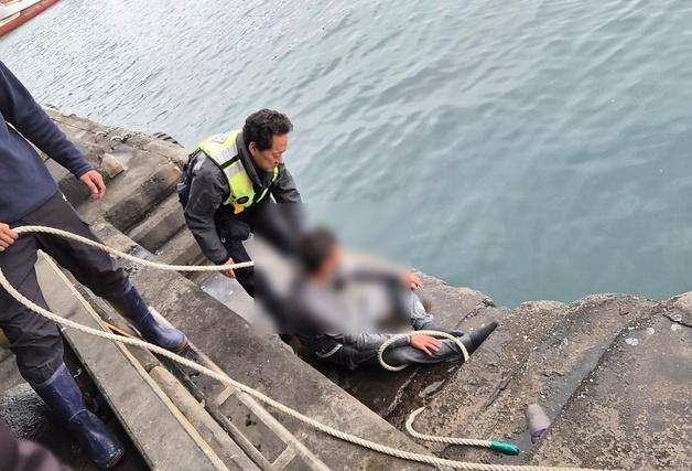 모슬포항 앞바다에 '풍덩'…수협 직원들 밧줄 던져 생명 구해