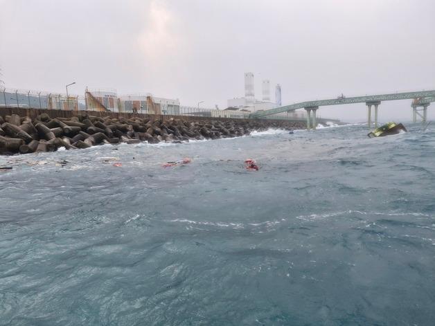 제주 앞바다서 어선 침몰 사고…표류하던 승선원 전원 구조(종합)