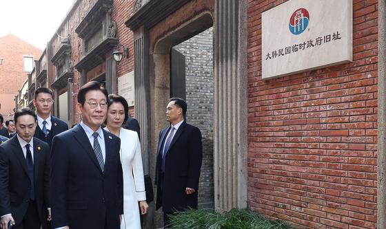 대한민국 임시정부 청사 찾은 이재명 대통령 부부