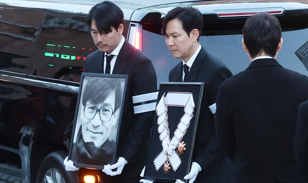 정우성 이정재, 故 안성기 마지막 가는길 함께