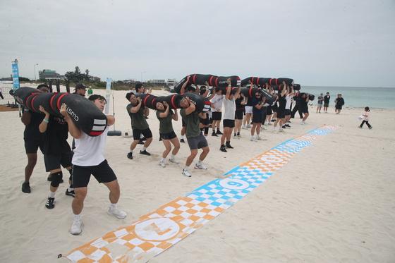 김녕해변 달군 '힘의 대결'…'기능성 운동+해양레저' 축제 열기