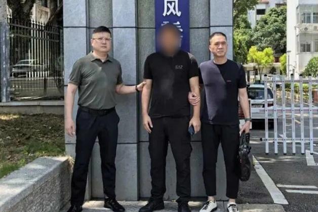 쌍둥이 형 죽자 신분 훔쳐 19년 도피…형의 옛 연인 한마디에 '덜미' 