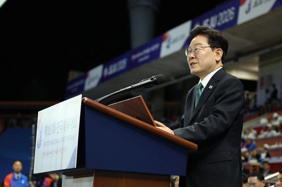 李 대통령, 전국체전 참석…"스포츠 발전 위해 지원 아끼지 않겠다"