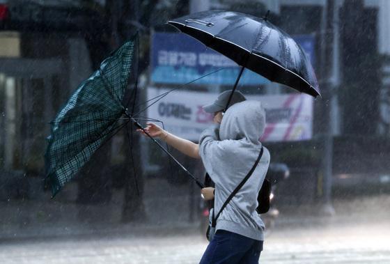 태풍 '참피' 북상에 제주·남부 많은 비…빗길 교통사고 속출(종합)