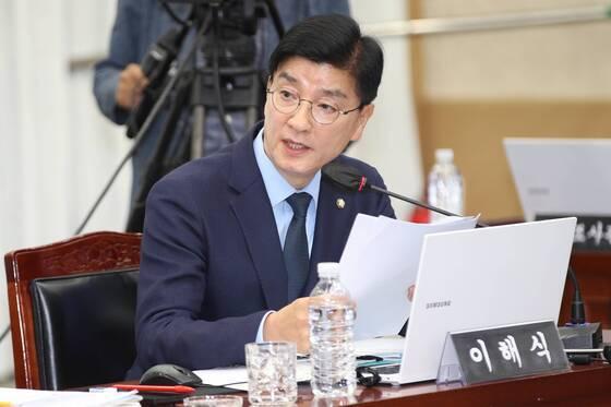 "칭다오 항로 중국과 굴욕적 협정" 지적에…위성곤 "불평등 조건 개선 추진"
