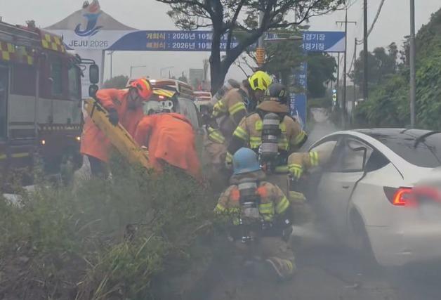 빗길 주행 중 가로등 충돌한 전기차 화재…50대 여성 병원 이송
