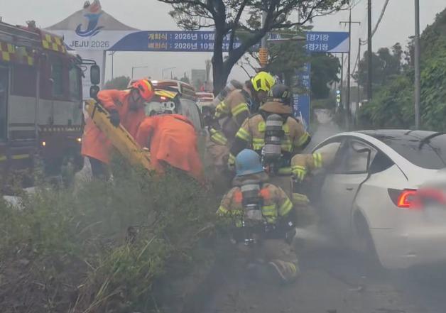 빗길 주행 중 가로등 충돌한 전기차 화재…50대 여성 병원 이송