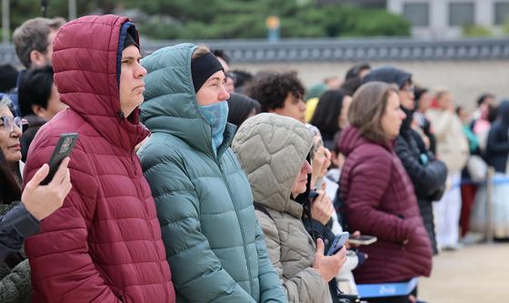 '춥다 추워' 꽁꽁 싸맨 외국인 관광객들