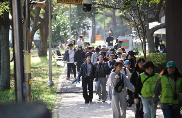 "환경보호, 가장 중요한 건 실천"…제주 도심서 펼쳐진 플로깅