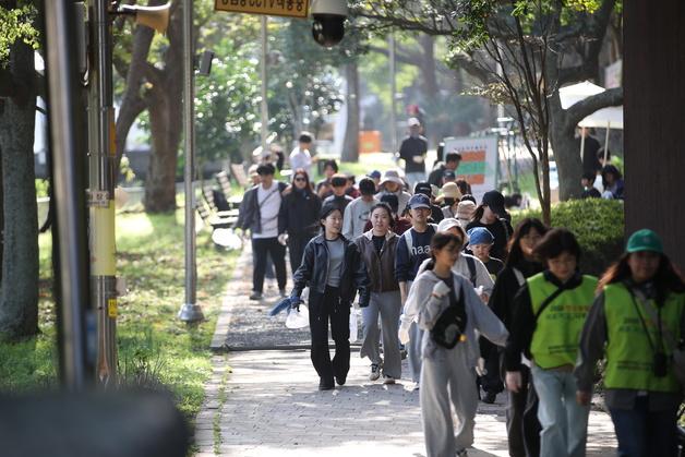 "환경보호, 가장 중요한 건 실천"…제주 도심서 펼쳐진 플로깅