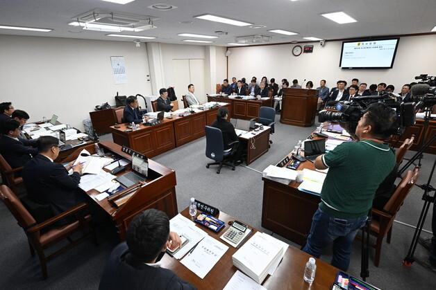 "없앤다더니 보완, 공론화한다더니 협의체"…오락가락 제주 BRT 질타