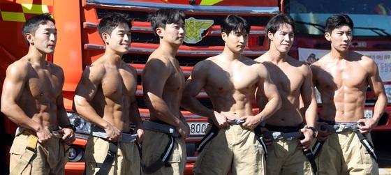 '몸짱 모델'된 제주소방관들…달력 제작해 화재취약가구 기부