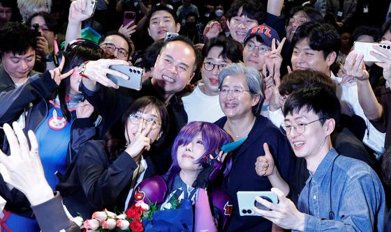 리사 수 AMD CEO, 게이머 데이 참석자들과 기념 촬영