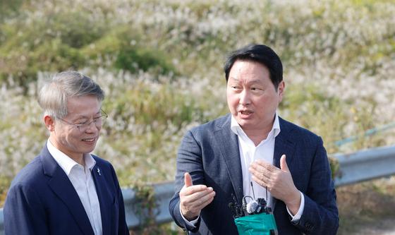 광주 군공항 부지 찾은 최태원 SK그룹 회장