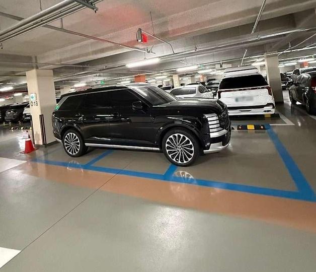 차 크다고 '막가파' 됐나…경차 주차면 '3칸' 점령한 팰리세이드 차주