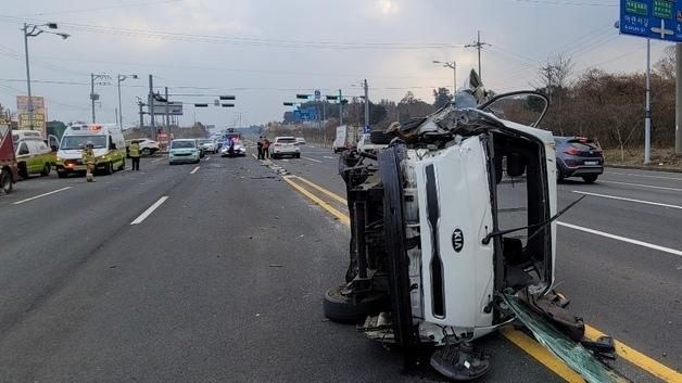 제주 오등동서 1톤 트럭 등 4대 추돌…경상 2명