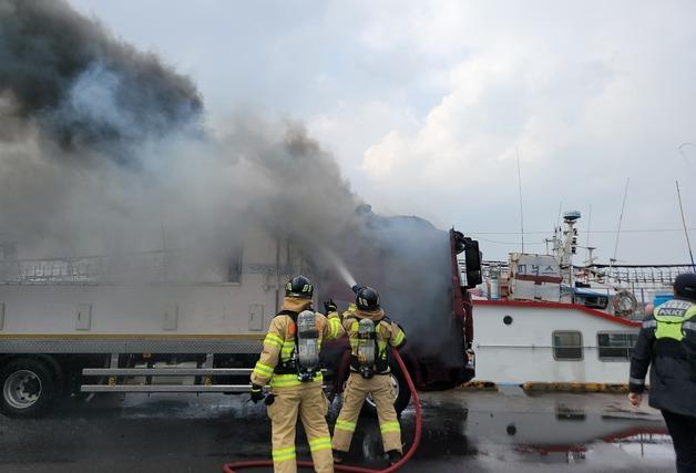 제주항서 5톤 활어차 화재…인명피해 없어