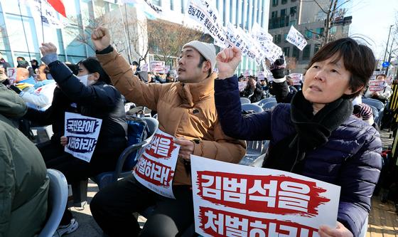 쿠팡 본사 앞 유가족의 외침