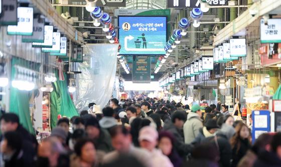 '설 대목이 왔어요' 붐비는 전통시장