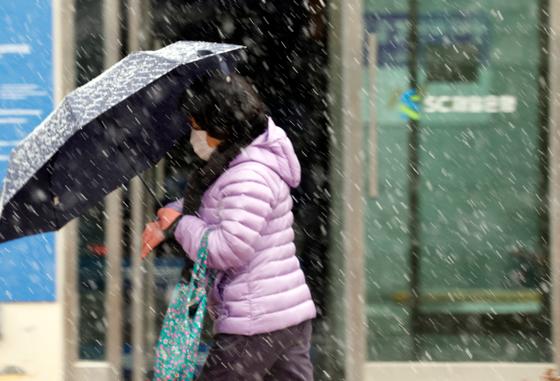 내일 오전까지 남부·제주에 눈·비…낮 기온 최고 16도까지 '쑥' 