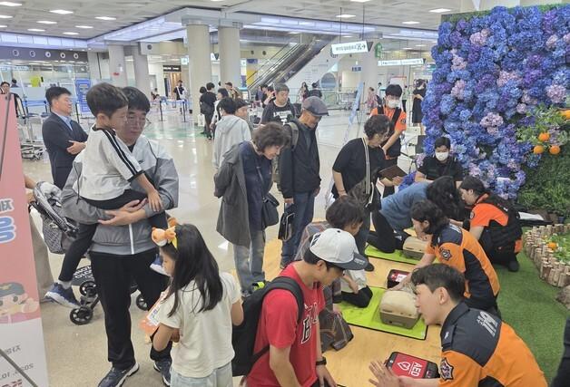 제주소방본부, 설연휴 제주공항서 심폐소생술 교육