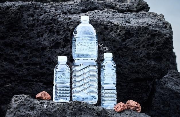 '국민 생수' 제주삼다수, 탄산수 시장 뛰어든다…"2028년 출시"