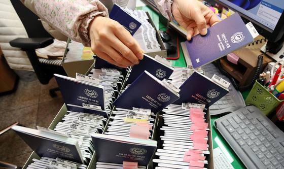 설 연휴 앞두고 늘어나는 여권 발급