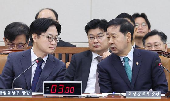 대미투자특별법특위 대화하는 구윤철·김정관