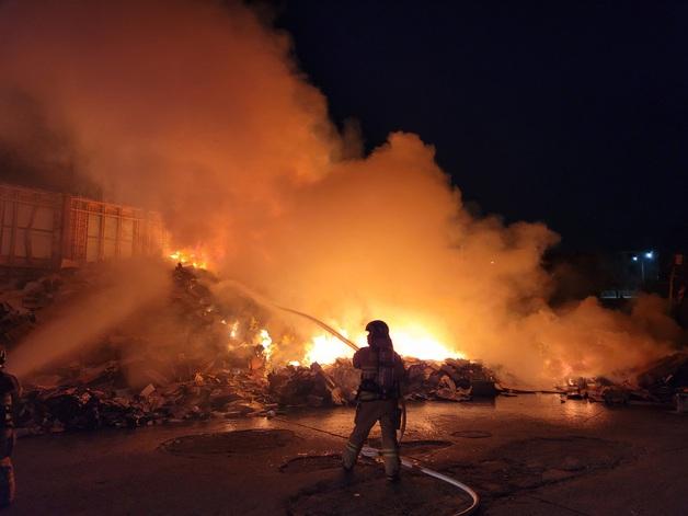 제주 쓰레기 처리장서 불…신고 2시간만에 초진(종합)