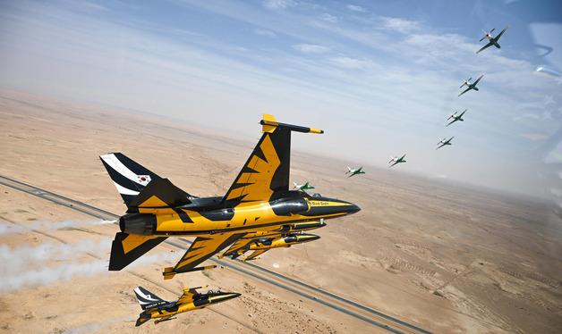 사우디 호크스 항공기와 나란히 비행하는 블랙이글스 T-50B