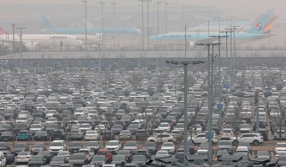 설 명절 연휴 앞두고 차량들로 가득한 인천공항 주차장