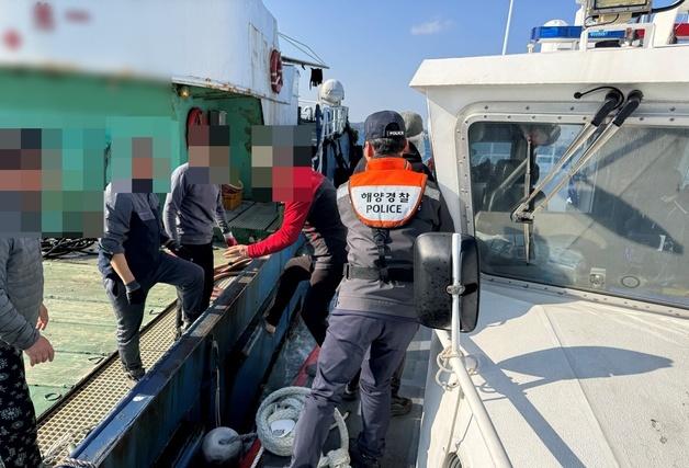 제주 서귀포 해상서 항해 중 다친 60대 선원 이송